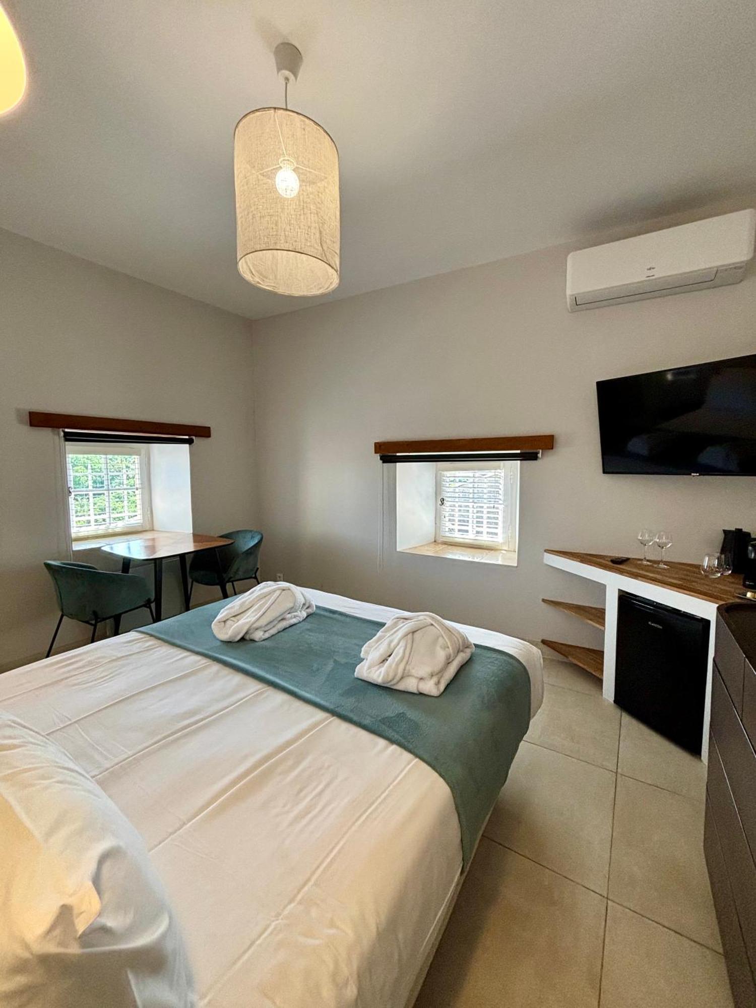 La Maison Des Vendangeurs - Table D'Hotes Le Soir Du Jeudi Au Dimanche- Jacuzzi - Balneo Spa - Acces Piscine Pour Toutes Les Chambres Sauf Studio Coquet- Piscine De Mai A Mi-Octobre Martignargues Eksteriør bilde